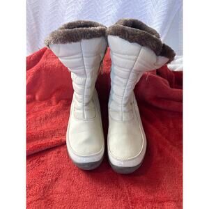 Totes Women’s White Faux Fur Quilted Winter Snow Boots Size 8M
